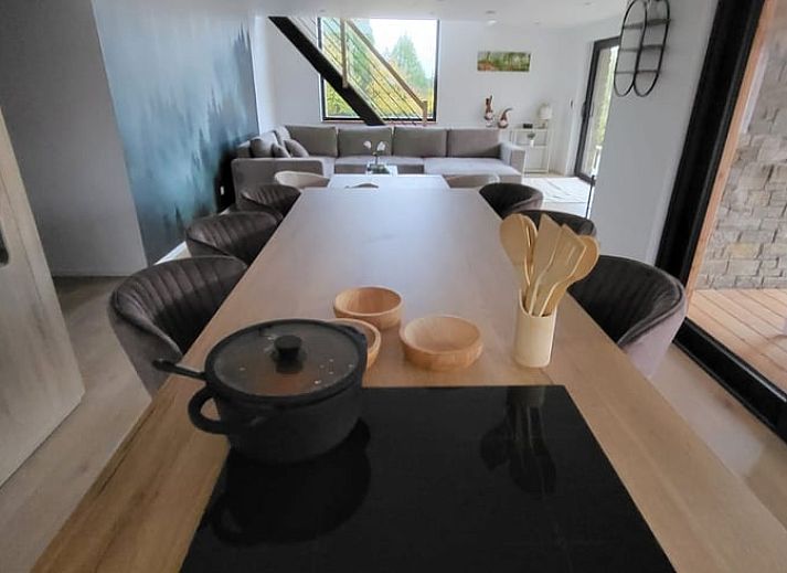 Cottage in Grandmenil, cottage in the Ardennes, Belgium with modern wooden facade and spacious driveway surrounded by nature.