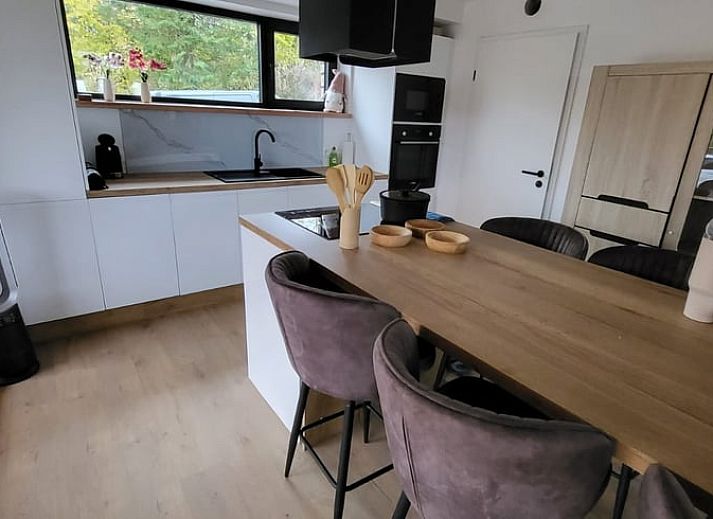 Cottage in Grandmenil, cottage in the Ardennes, Belgium with modern wooden facade and spacious driveway surrounded by nature.