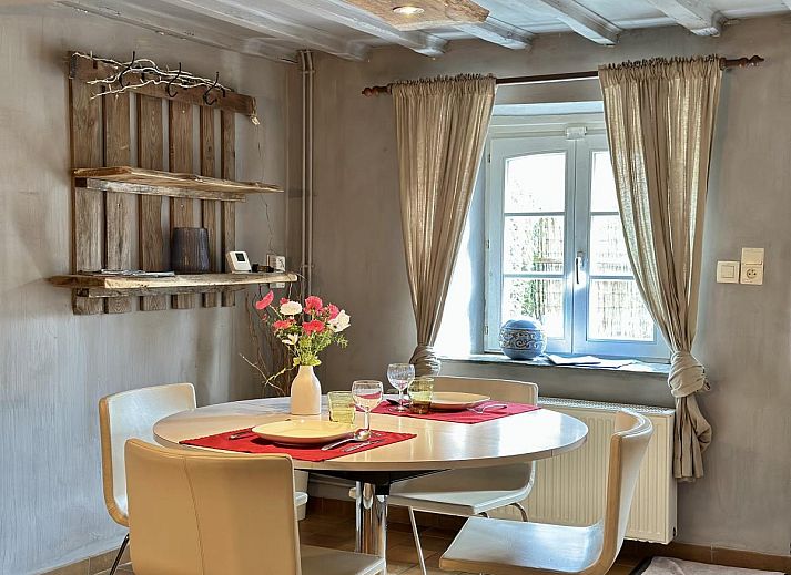 Le Fournil vakantiehuis in Manhay, Ardennen, Belgie, charmant stenen exterieur omgeven door groen en rustieke omgeving.