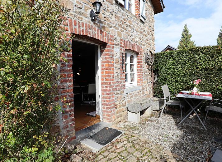 Gezellige eetkamer in Le Fournil vakantiehuis, Manhay, Ardennen, Belgie met rustieke houten accenten en uitzicht op de tuin.