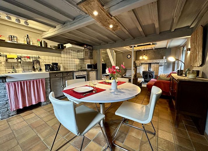 Gezellige eetkamer in Le Fournil vakantiehuis, Manhay, Ardennen, Belgie met rustieke houten accenten en uitzicht op de tuin.