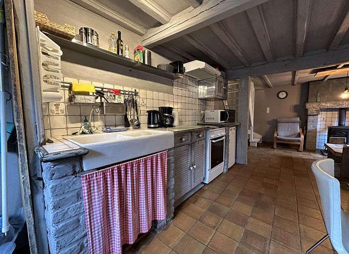 Stijlvolle slaapkamer in vakantiehuis Le Fournil in Manhay, Ardennen, Belgie met rustieke charme en houten balken.