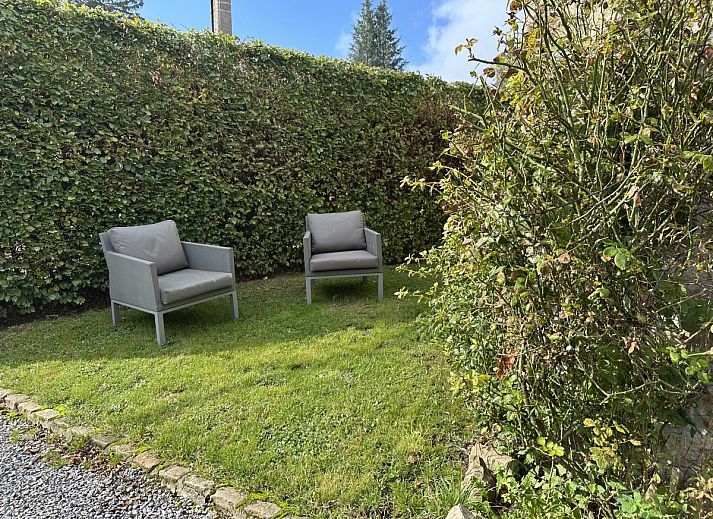 Geniet van de charmante stenen buitenkant van vakantiehuis Le Fournil in Manhay, Ardennen, met gezellig terras en groene omgeving.