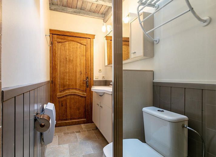 Dining area with view in vacation home Au Ballon, located in Manhay, Ardennes, Belgium.
