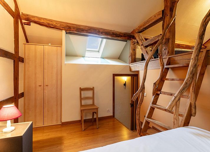 Dining area with view in vacation home Au Ballon, located in Manhay, Ardennes, Belgium.