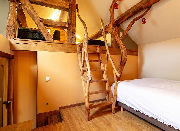 Dining area with view in vacation home Au Ballon, located in Manhay, Ardennes, Belgium.