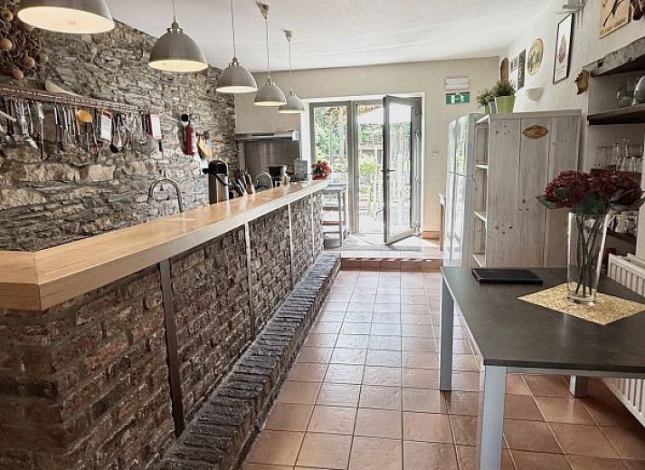 Stijlvolle eetkamer in Gite Ardennais vakantiehuis, Fraiture, Vielsalm, ideaal voor gezellige diners in de Ardennen, Luxemburg, Belgie.