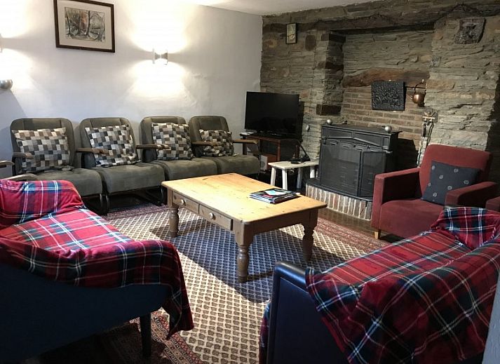 Stijlvolle eetkamer in Gite Ardennais vakantiehuis, Fraiture, Vielsalm, ideaal voor gezellige diners in de Ardennen, Luxemburg, Belgie.