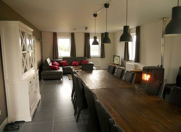 Geniet van de serene tuin en het weidse uitzicht bij Maison Jean, een vakantiehuis in Vielsalm, Ardennen, Luxemburg, Belgie.