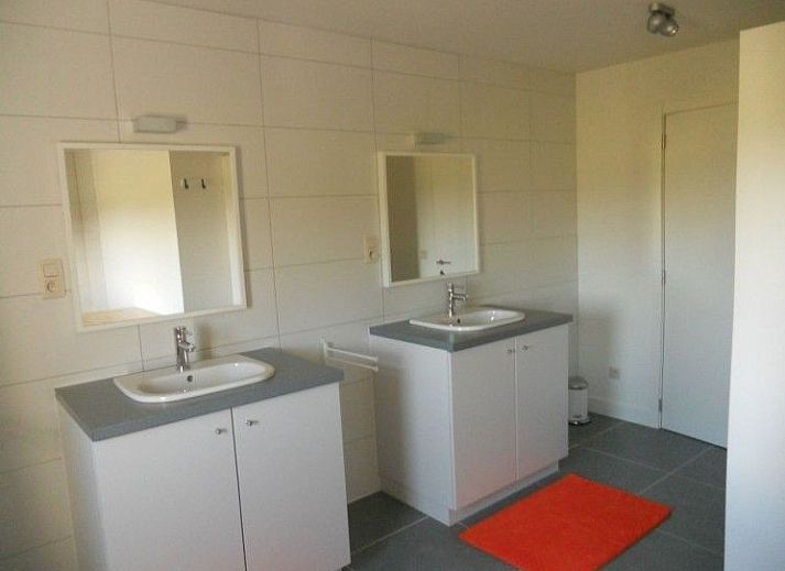 Geniet van de serene tuin en het weidse uitzicht bij Maison Jean, een vakantiehuis in Vielsalm, Ardennen, Luxemburg, Belgie.