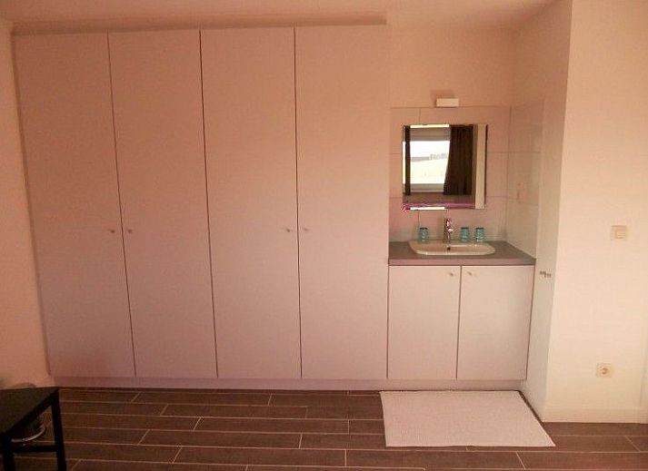 Gezellige woonkamer in Maison Jean, een vakantiehuis in Vielsalm, Ardennen, Belgie, met ruime zithoek en sfeervolle houtkachel.
