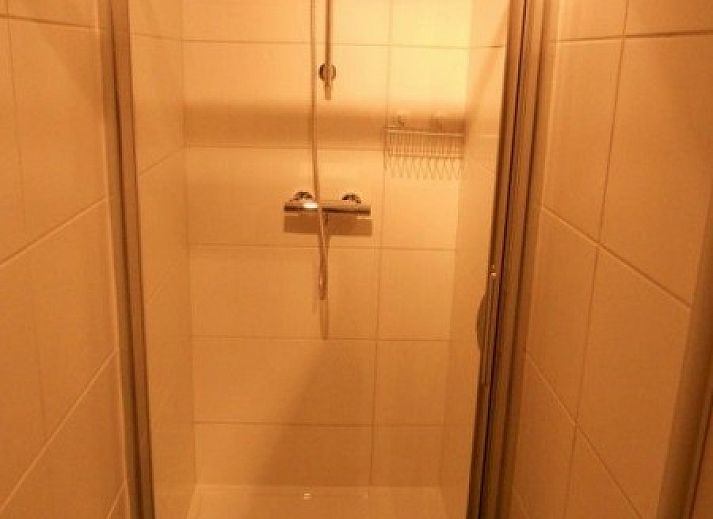 Gezellige woonkamer in Maison Jean, een vakantiehuis in Vielsalm, Ardennen, Belgie, met ruime zithoek en sfeervolle houtkachel.