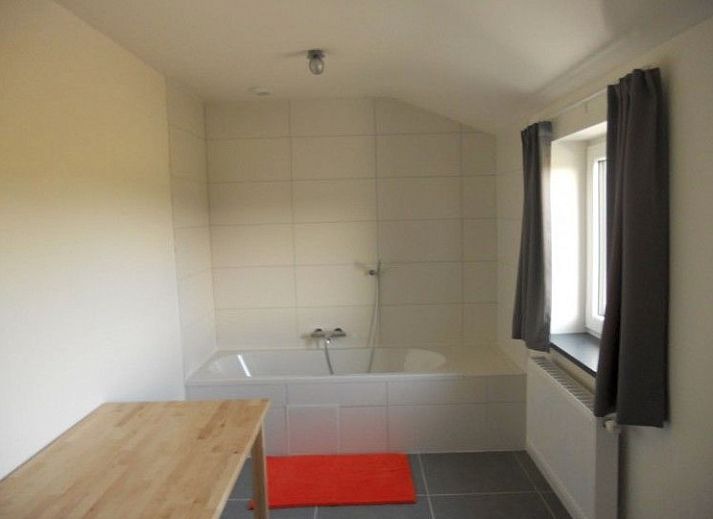 Gezellige woonkamer in Maison Jean, een vakantiehuis in Vielsalm, Ardennen, Belgie, met ruime zithoek en sfeervolle houtkachel.