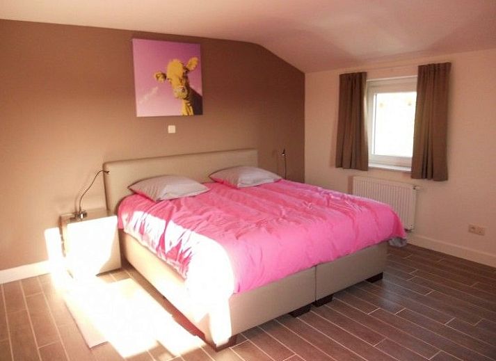 Gezellige woonkamer in Maison Jean, een vakantiehuis in Vielsalm, Ardennen, Belgie, met ruime zithoek en sfeervolle houtkachel.