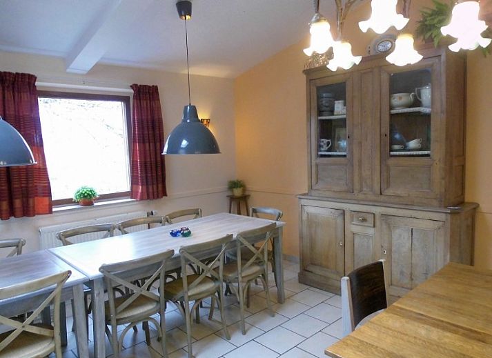La Terra vakantiehuis in Durbuy, Ardennen met groene tuin en stenen muren.