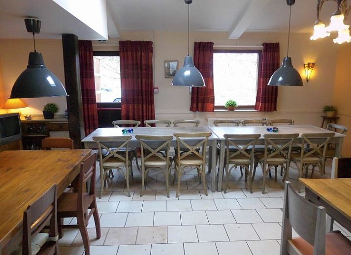 La Terra vakantiehuis in Durbuy, Ardennen met groene tuin en stenen muren.