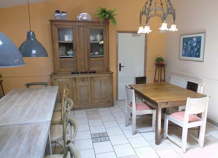 Gezellige woonkamer in La Terra vakantiehuis, Durbuy, met comfortabele banken.