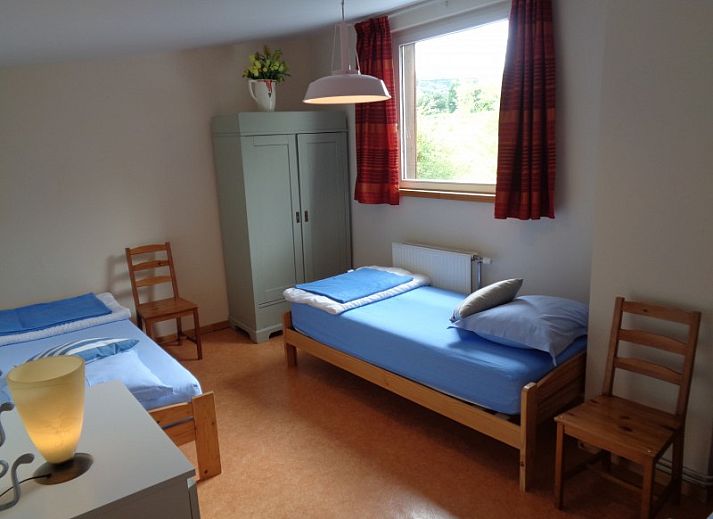 Gezellige woonkamer in La Terra vakantiehuis, Durbuy, met comfortabele banken.
