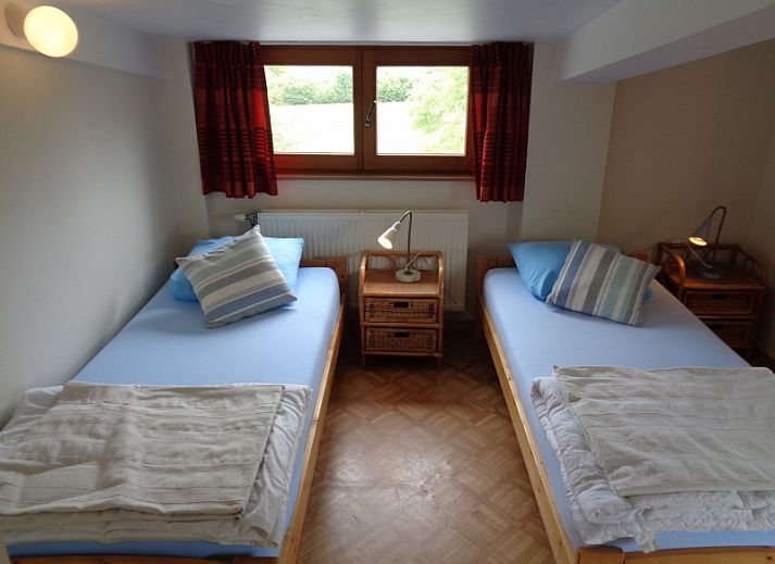 Eetkamer in La Terra, vakantiehuis in Durbuy, met houten tafel en kast.