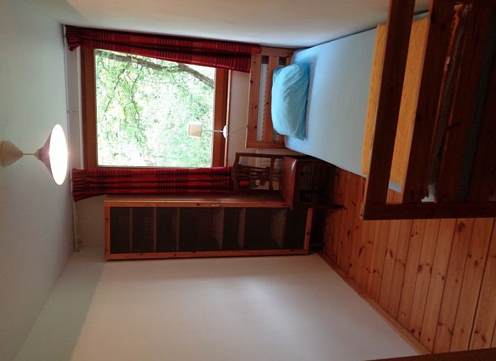 Eetkamer in La Terra, vakantiehuis in Durbuy, met houten tafel en kast.