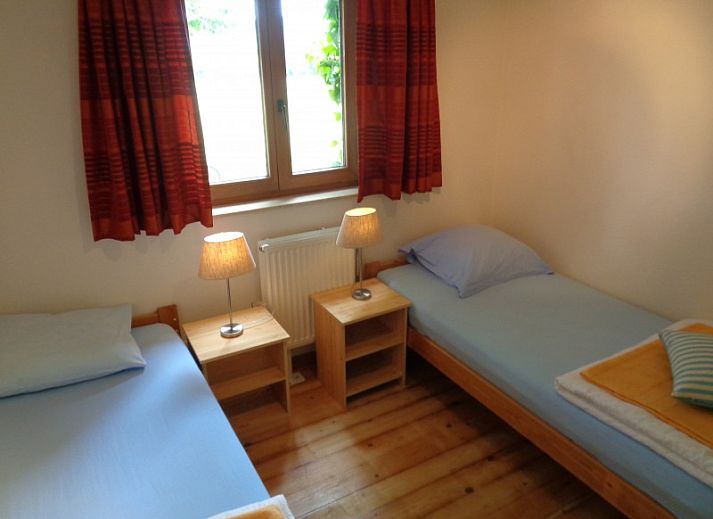 Eetkamer in La Terra, vakantiehuis in Durbuy, met houten tafel en kast.
