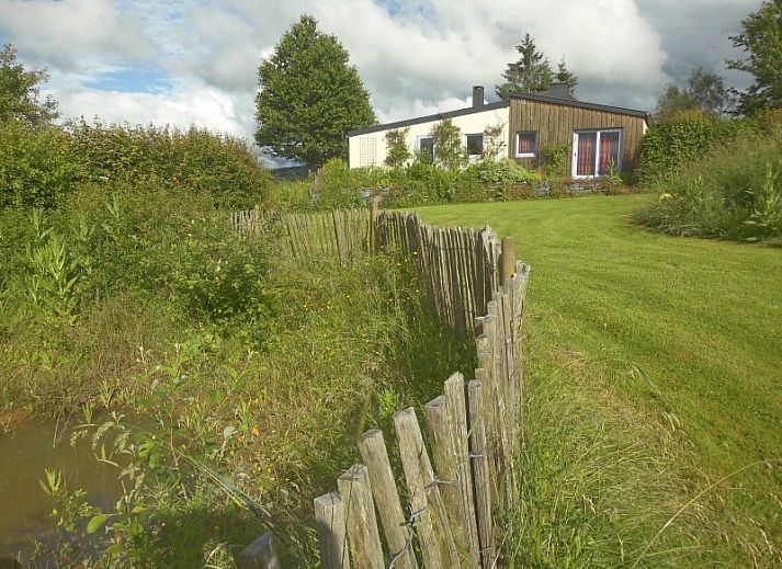 Eetkamer in La Terra, vakantiehuis in Durbuy, met houten tafel en kast.