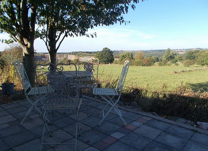 Functionele keuken in La Terra, vakantiehuis Durbuy, met uitzicht op de natuur.