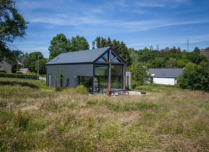 Cottage in Warempage, Ferienhaus inmitten der Natur in den Ardennen, Luxemburg, Belgien mit grosser Veranda und gruener Umgebung.