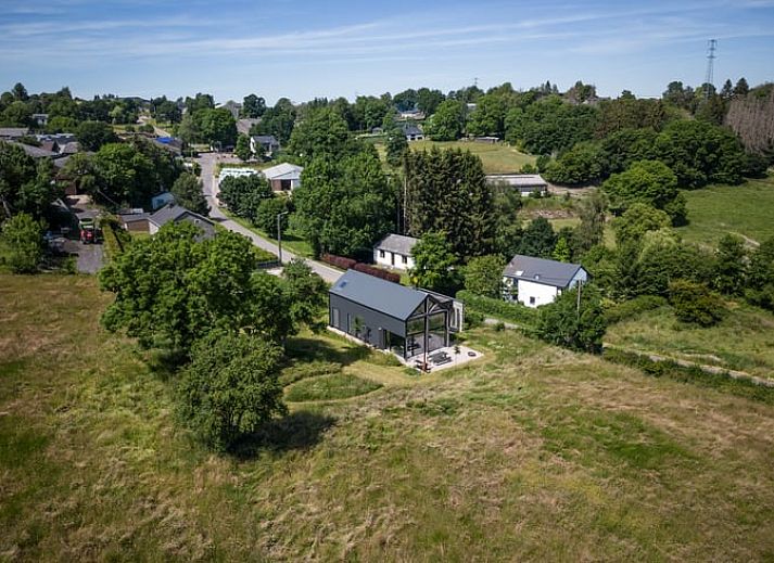 Gemuetlicher Essbereich im Cottage in Warempage, Ferienhaus in den Ardennen, Luxemburg, Belgien mit moderner Einrichtung und viel natuerlichem Licht.