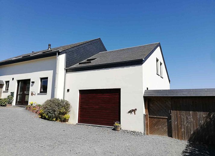 Vakantiehuis ARD118 in La Roche-en-Ardenne, Ardennen, Belgie met moderne architectuur en ruime oprit in een rustige omgeving.