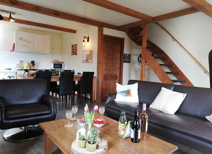 Gezellige eetruimte in vakantiehuis ARD118, La Roche-en-Ardenne, Ardennen, Belgie, met houten tafel en moderne keuken.