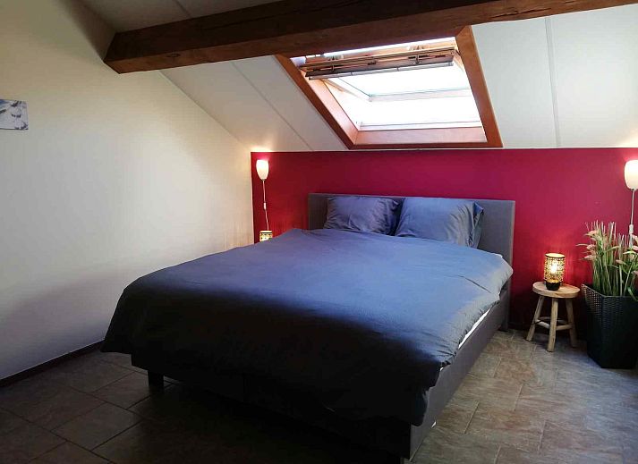 Moderne keuken in ARD118 vakantiehuis, La Roche-en-Ardenne, Ardennen, Belgie met uitzicht op groene omgeving.