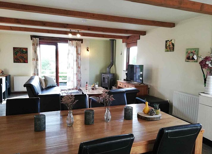 Lichte badkamer in vakantiehuis ARD118, La Roche-en-Ardenne, met dakramen en een bad, gelegen in de Ardennen, Belgie.