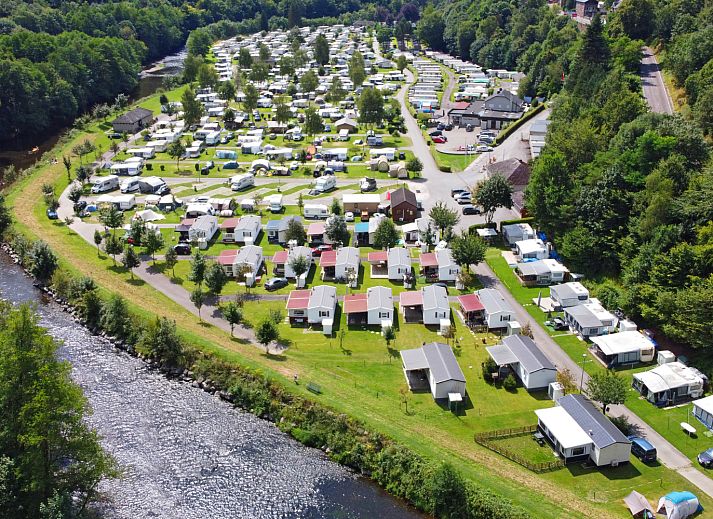Knusse kitchenette in Coco Sweet tenthuis, La Roche-en-Ardenne, Ardennen. Geniet van comfort en natuur in deze unieke Belgische glamping lodge.