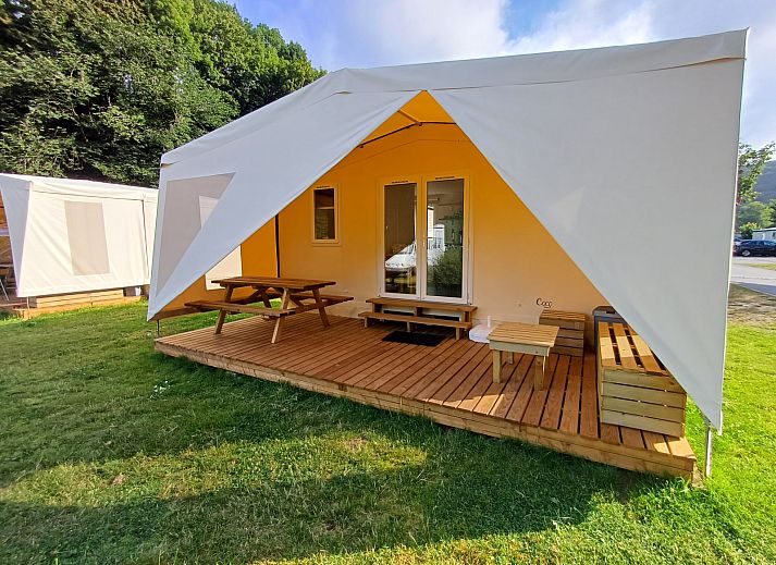 Coco Sweet met badkamer, een charmant tenthuis in La Roche-en-Ardenne, Ardennen, Belgie, met uitnodigend terras en groene omgeving.