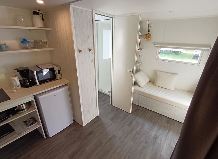 Coco Sweet met badkamer, een charmant tenthuis in La Roche-en-Ardenne, Ardennen, Belgie, met uitnodigend terras en groene omgeving.