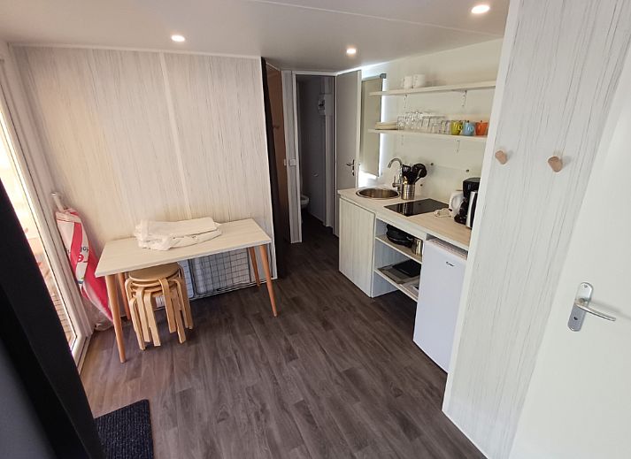 Coco Sweet met badkamer, een charmant tenthuis in La Roche-en-Ardenne, Ardennen, Belgie, met uitnodigend terras en groene omgeving.