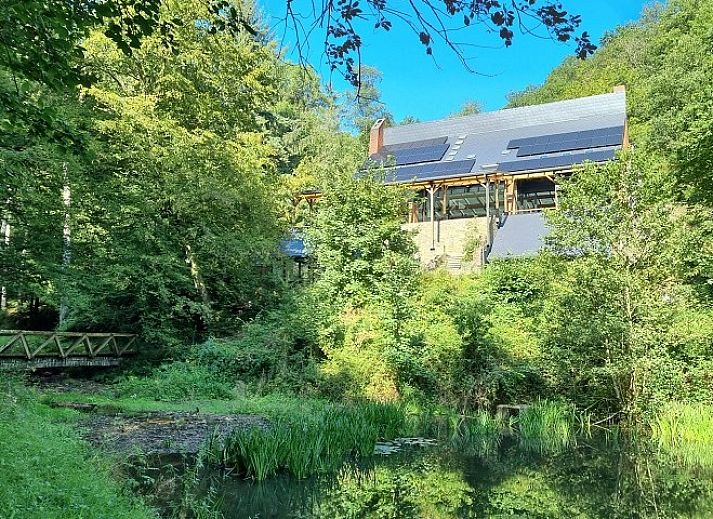 Villa Natura in La Roche-en-Ardenne, een modern vakantiehuis omringd door de groene natuur van de Ardennen, Belgie.