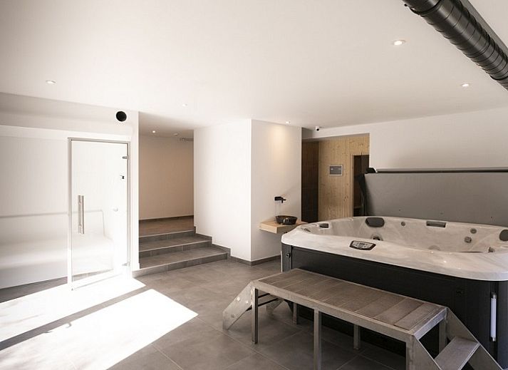 Villa Natura in La Roche-en-Ardenne, een modern vakantiehuis omringd door de groene natuur van de Ardennen, Belgie.