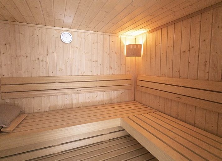 Villa Natura in La Roche-en-Ardenne, een modern vakantiehuis omringd door de groene natuur van de Ardennen, Belgie.