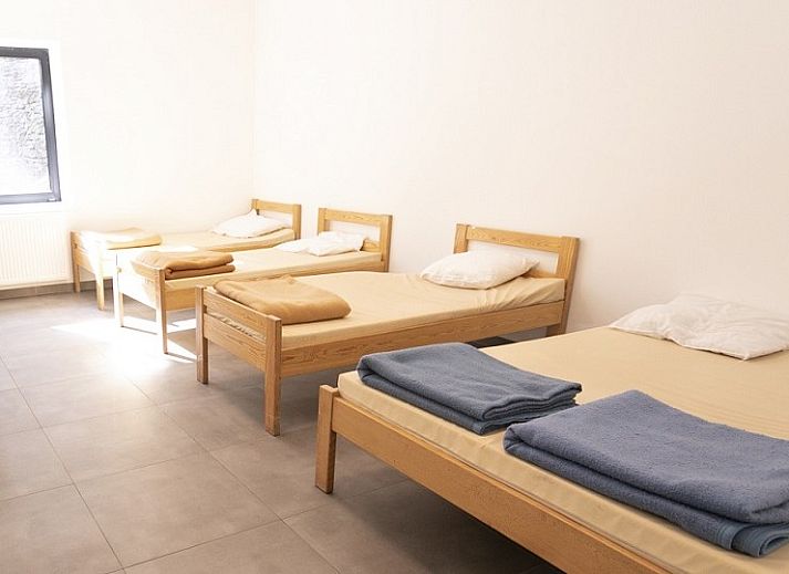 Gezellige woonkamer van Villa Natura, vakantiehuis in La Roche-en-Ardenne, Ardennen, Belgie, met comfortabele zithoek en houten interieur.