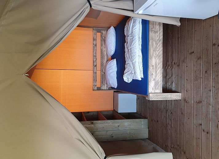 Veranda van Safaritent in La Roche-en-Ardenne, Ardennen, Belgie. Geniet van glamping in deze luxe tent met houten terras en uitzicht op de natuur.