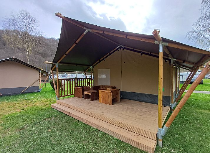 Veranda van Safaritent in La Roche-en-Ardenne, Ardennen, Belgie, biedt een rustieke glamping ervaring te midden van groene natuur.