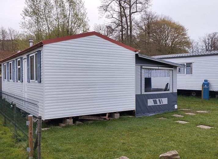 Mobile home with 3 bedrooms in Erezee, Ardennes with sunny terrace and picnic table.