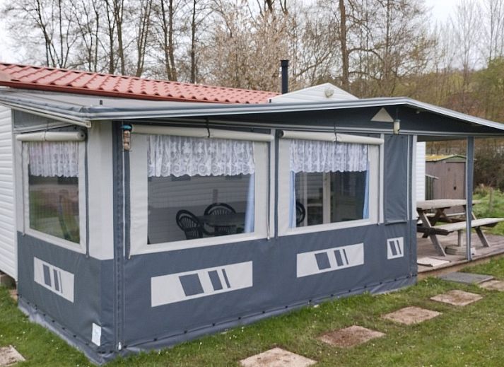 Mobile home with 3 bedrooms in Erezee, Ardennes with sunny terrace and picnic table.