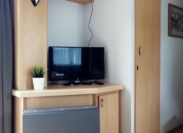 Quiet location of mobile home with 3 bedrooms in Erezee, Ardennes, surrounded by greenery.