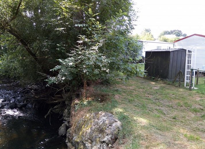 Mobile home with 3 bedrooms in Erezee, Ardennes, next to a barn and surrounded by nature.