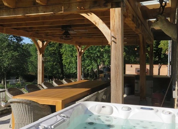 La Ferme des Fermiers in Erezee, Ardennen biedt een charmant vakantiehuis met stenen gevel en rustieke sfeer.