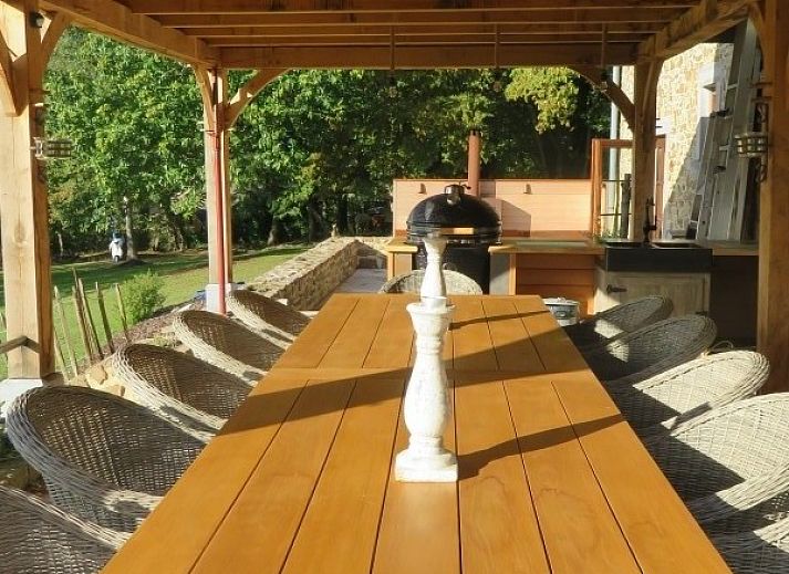 La Ferme des Fermiers in Erezee, Ardennen biedt een charmant vakantiehuis met stenen gevel en rustieke sfeer.