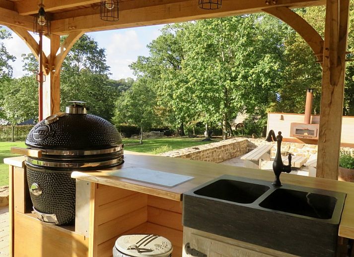 La Ferme des Fermiers in Erezee, Ardennen biedt een charmant vakantiehuis met stenen gevel en rustieke sfeer.